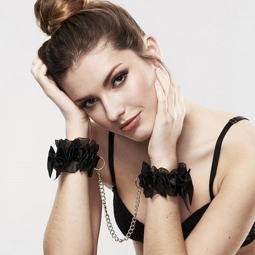 Черные наручники FROU FROU с цепочкой - Bijoux Indiscrets - купить с доставкой в Стерлитамаке