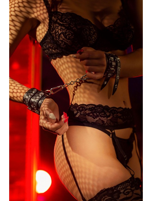 Черные кожаные наручники с двумя ремнями и красной подкладкой - Pecado - купить с доставкой в Стерлитамаке