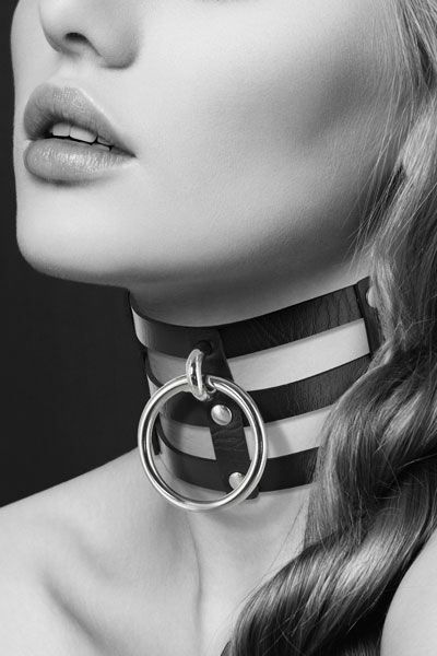 Чёрный тройной чокер с большим кольцом - Bijoux Pour Toi - купить с доставкой в Стерлитамаке